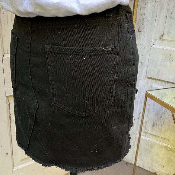 VOLCOM MINI SKIRT, NWT SIZE S 4/6 - Picture 5 of 7